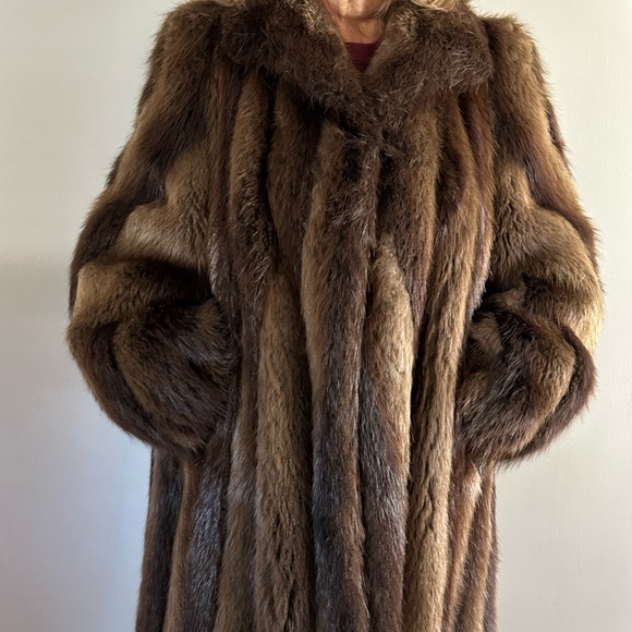 Luxurious Beaver/Fox Full-Length Fur Coat - Picture 10 of 13